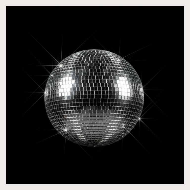 OOYAH-Firmenevents und Live-Shows. Glitzernde Discokugel vor schwarzem Hintergrund mit Lichtreflexen.